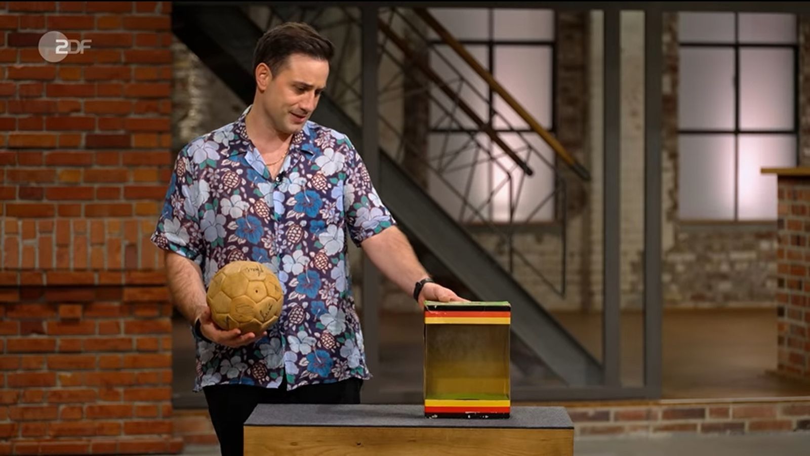 David Suppes begeisterten gleich zwei Details. Zum einen freute er sich über den Originalkarton, zum anderen staunte er darüber, „dass es so was bei Quelle gab“! (Bild: ZDF)