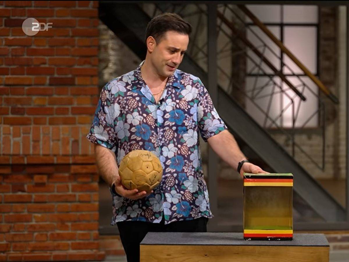 David Suppes begeisterten gleich zwei Details. Zum einen freute er sich über den Originalkarton, zum anderen staunte er darüber, „dass es so was bei Quelle gab“! (Bild: ZDF)