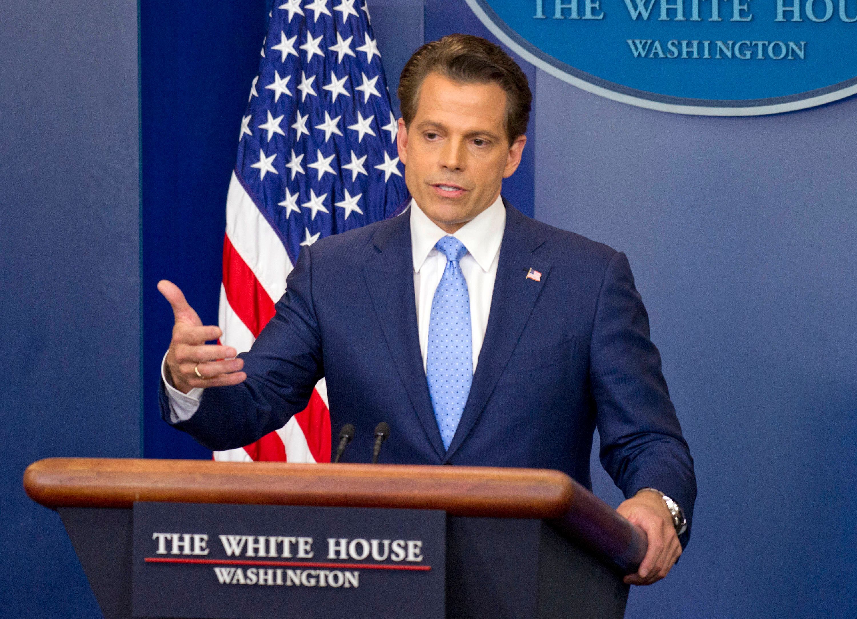 Anthony Scaramucci spricht am Rednerpult mit Flagge im Hintergrund