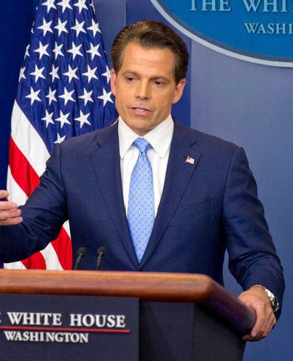 Anthony Scaramucci spricht am Rednerpult mit Flagge im Hintergrund