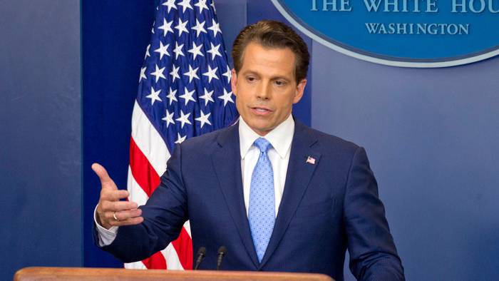 Anthony Scaramucci spricht am Rednerpult mit Flagge im Hintergrund