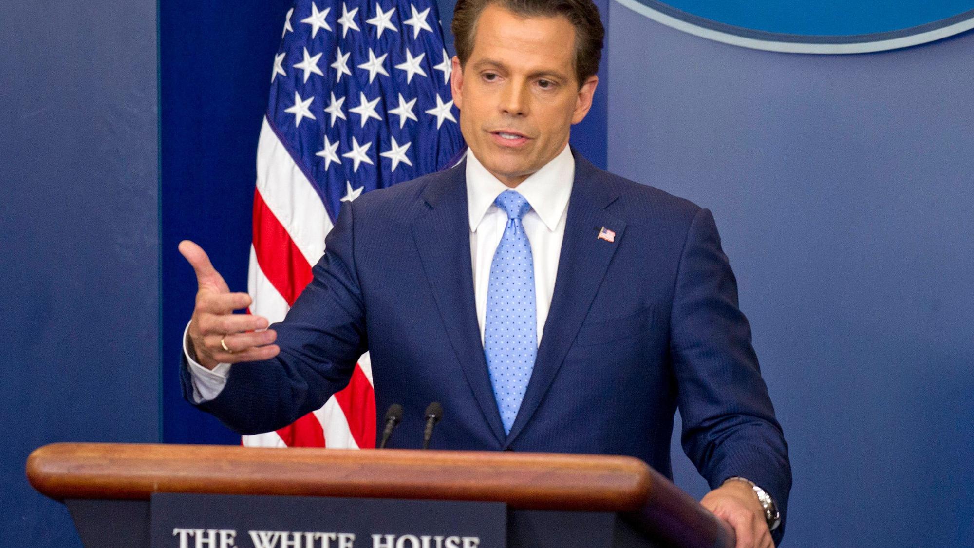 Anthony Scaramucci spricht am Rednerpult mit Flagge im Hintergrund