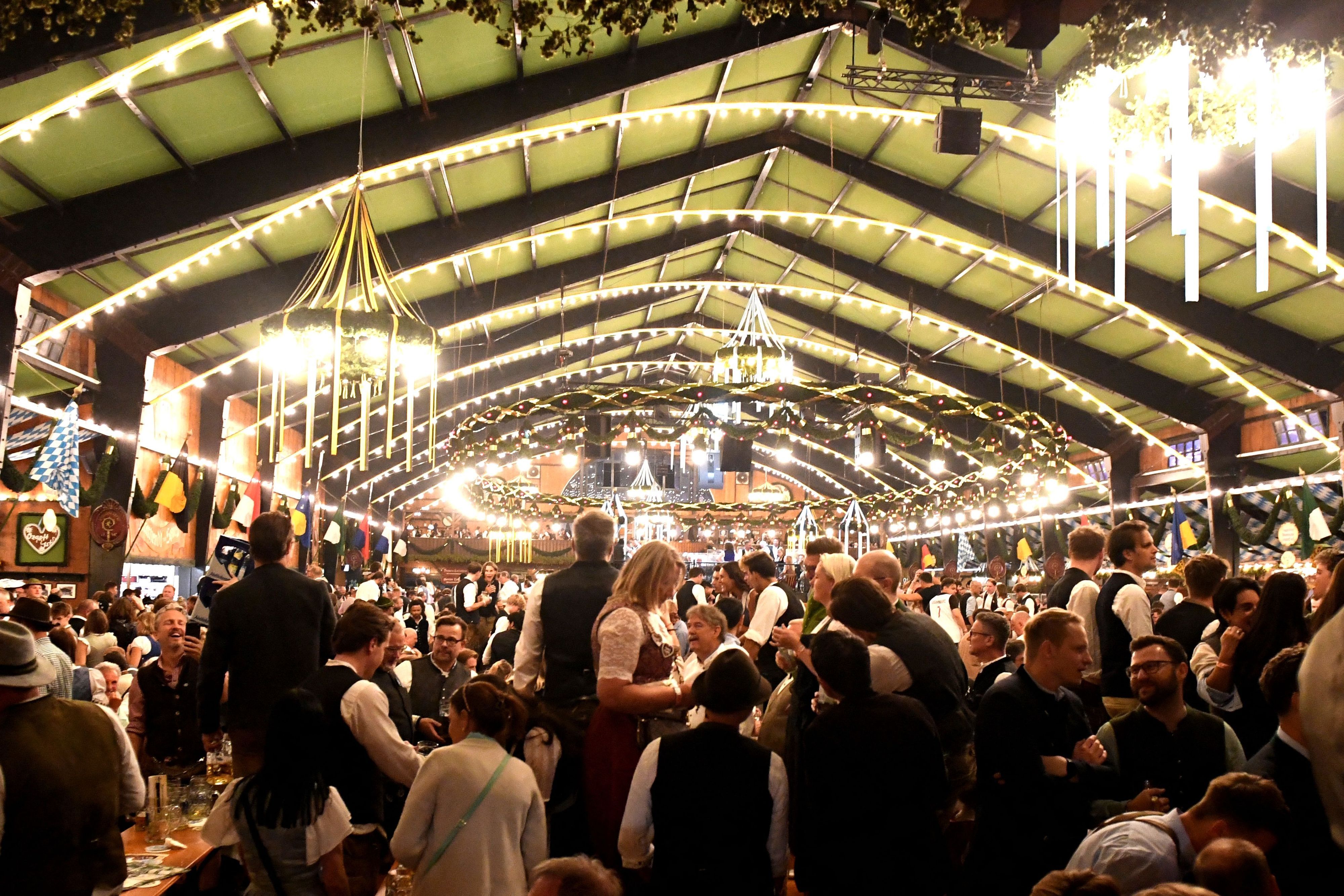 Oktoberfestbesucher feiern in der Augustiner Festhalle.