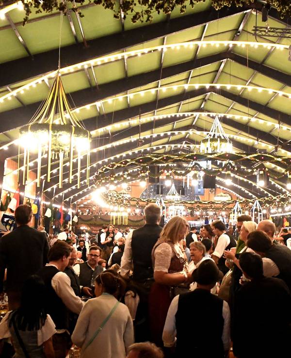 Oktoberfestbesucher feiern in der Augustiner Festhalle.