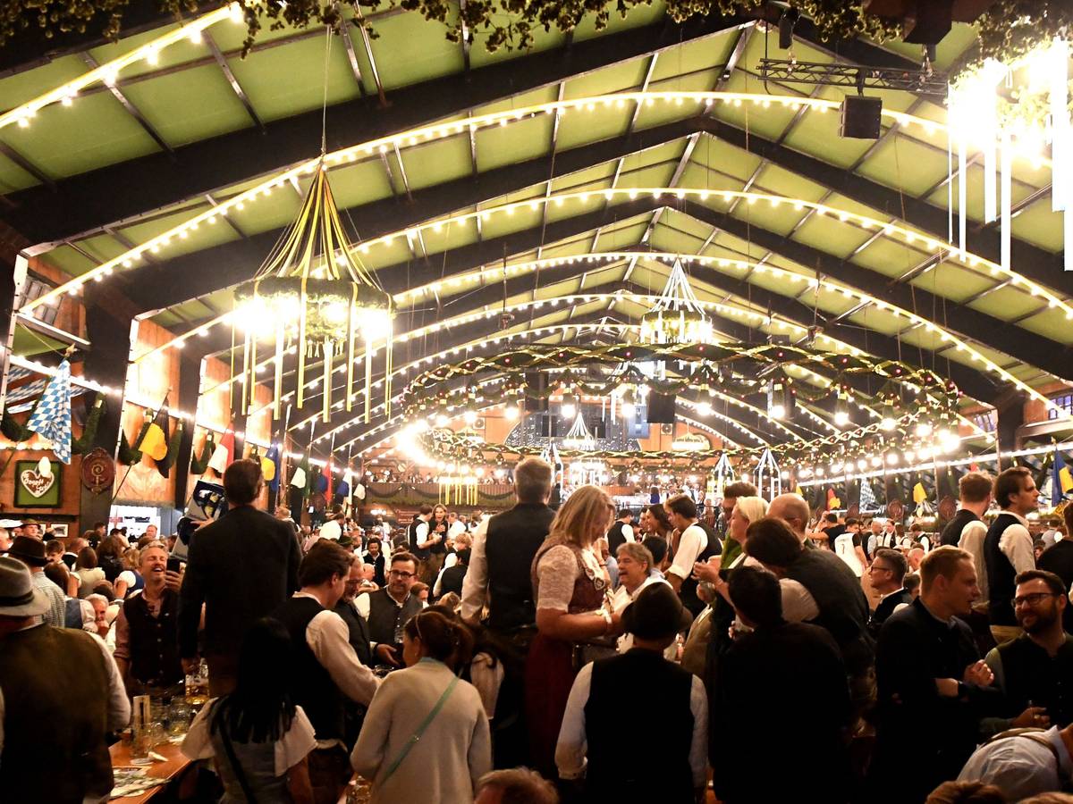 Oktoberfestbesucher feiern in der Augustiner Festhalle.