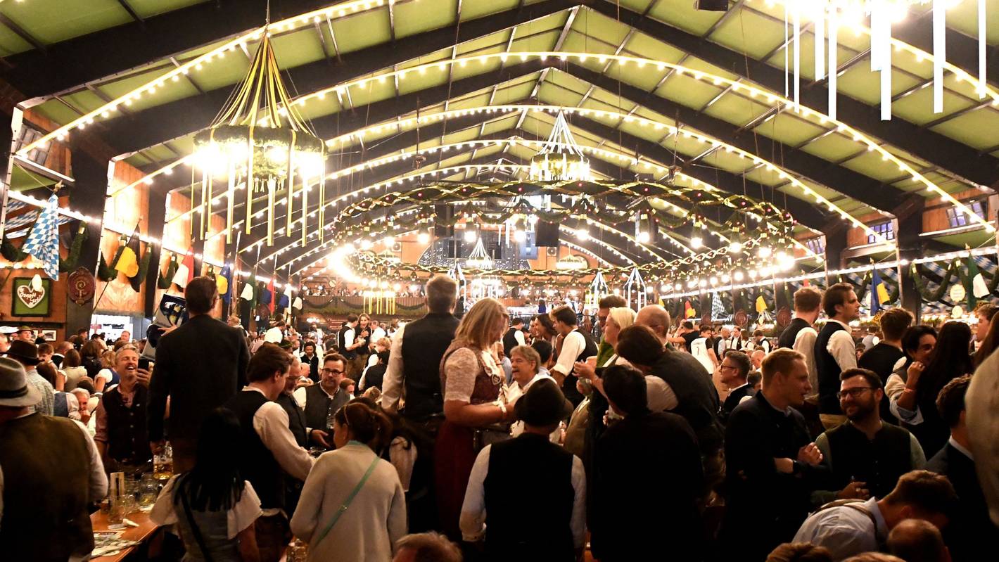 Oktoberfestbesucher feiern in der Augustiner Festhalle.