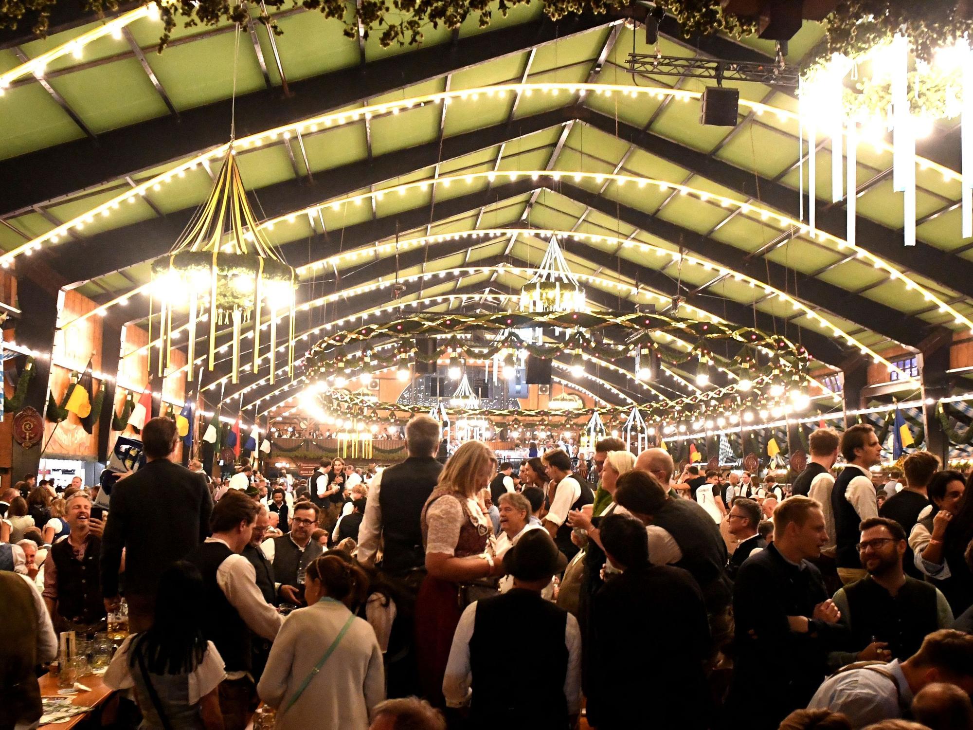 Oktoberfestbesucher feiern in der Augustiner Festhalle.