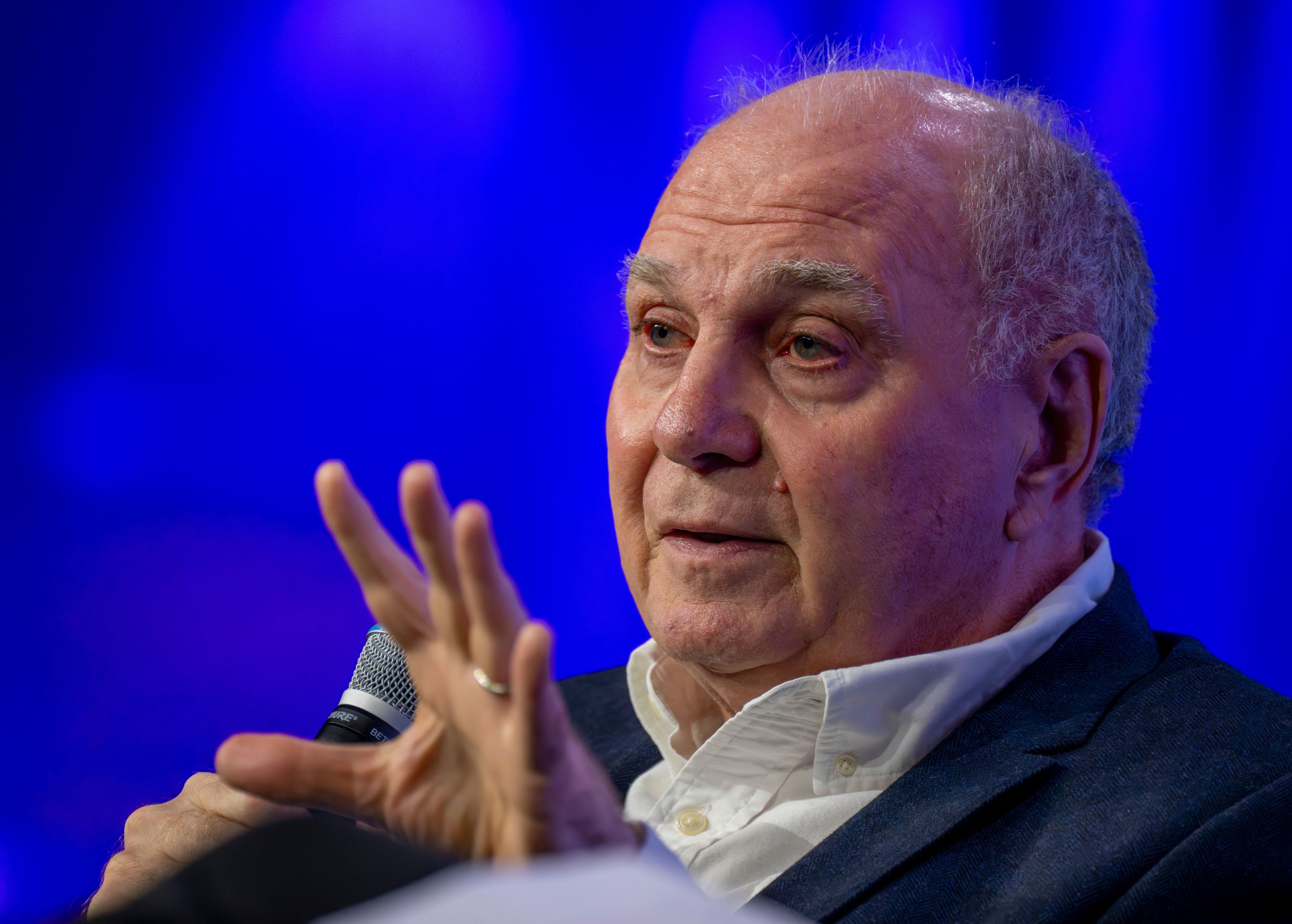 Uli Hoeneß spricht und gestikuliert