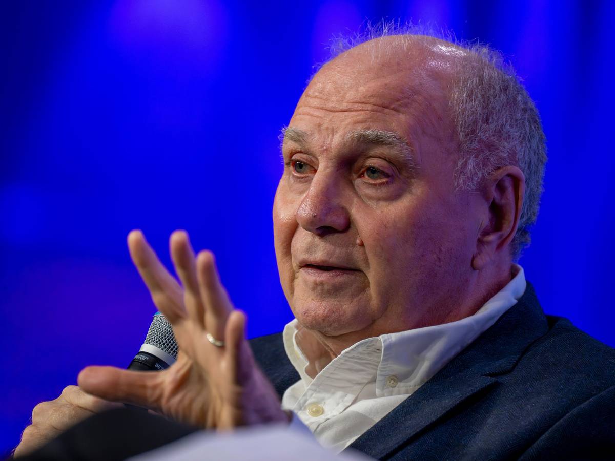 Uli Hoeneß spricht und gestikuliert