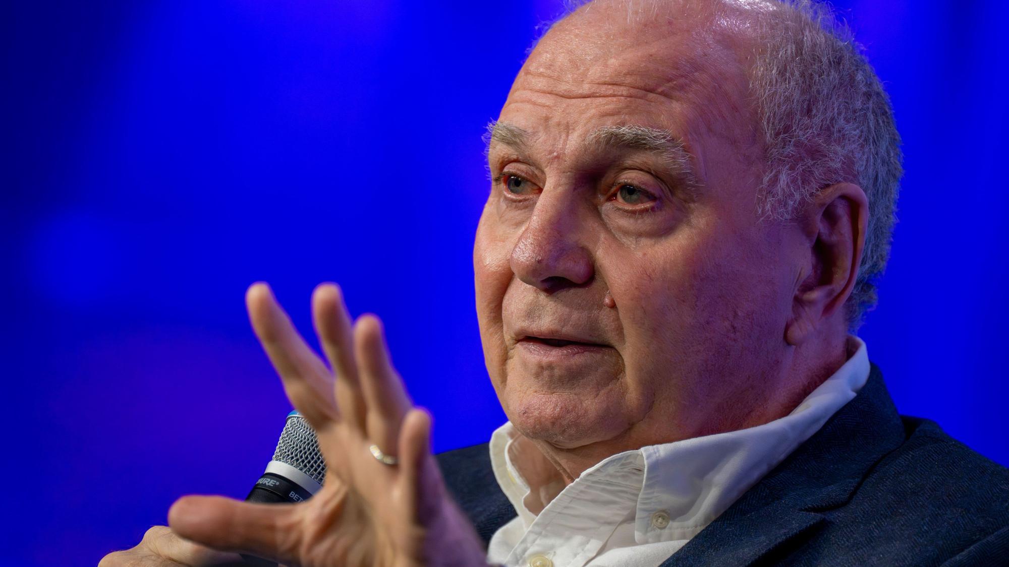 Uli Hoeneß spricht und gestikuliert