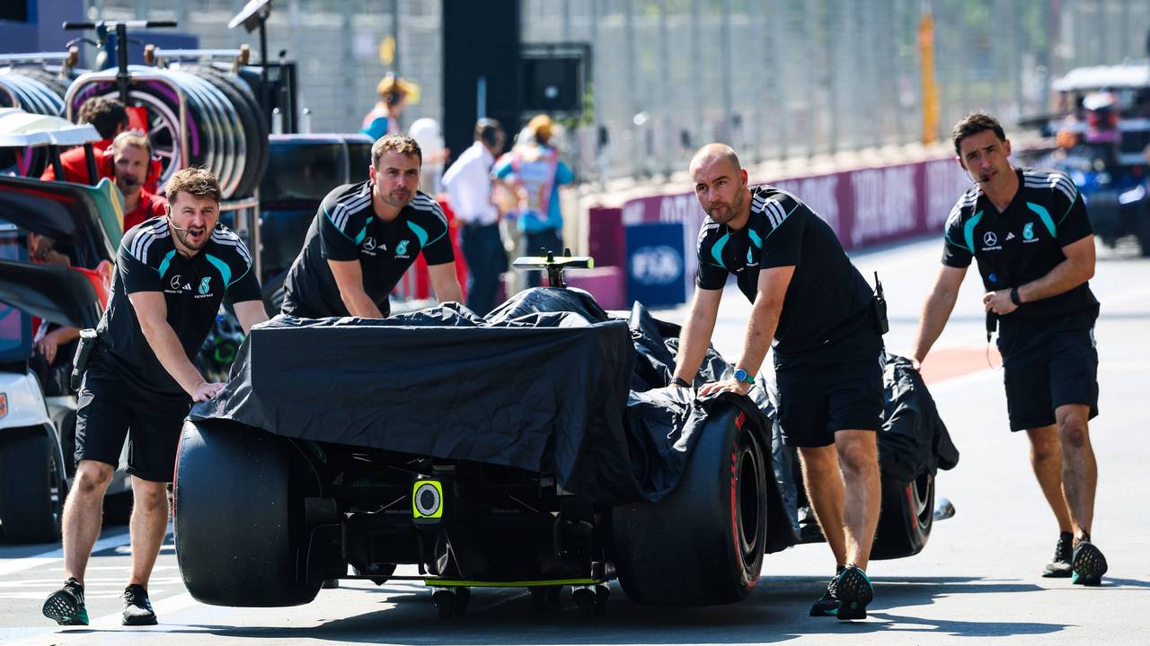 Der defekte Mercedes von Kimi Antonelli wird weggebracht.