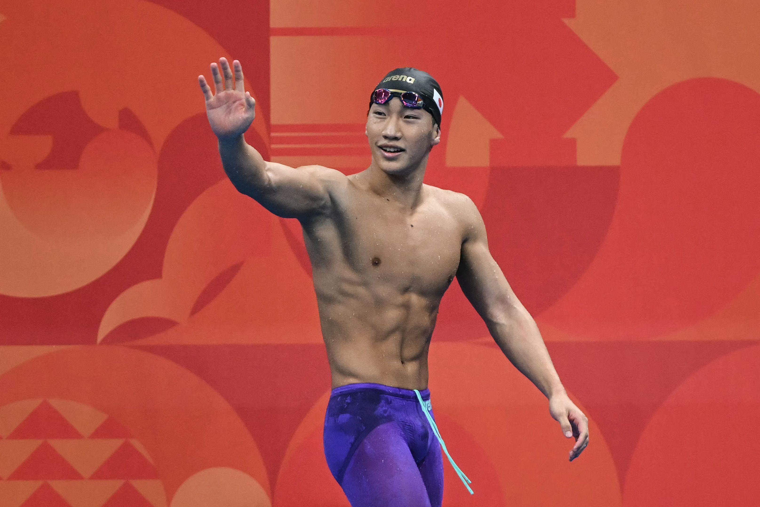 Shin Ohashi jubelt nach seinem Weltrekord über 200 m Brust.