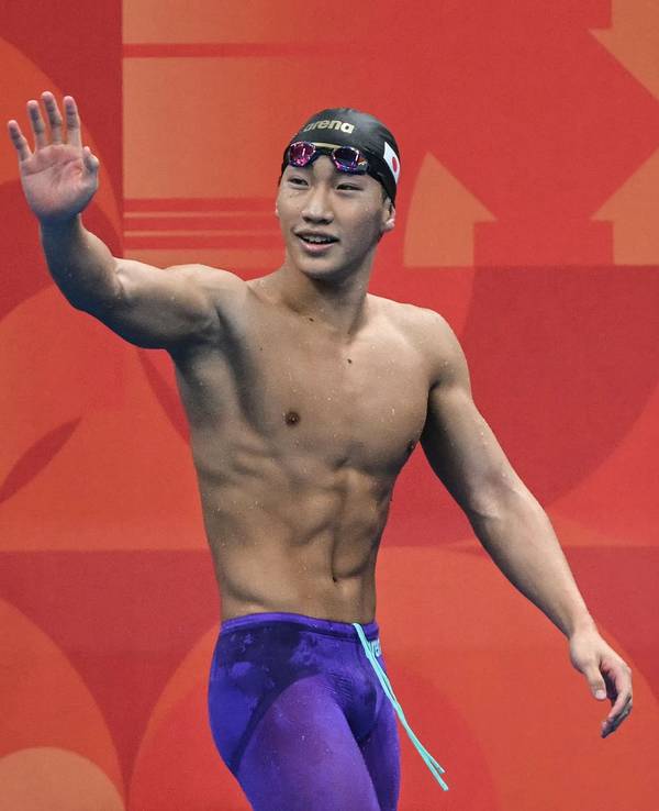 Shin Ohashi jubelt nach seinem Weltrekord über 200 m Brust.