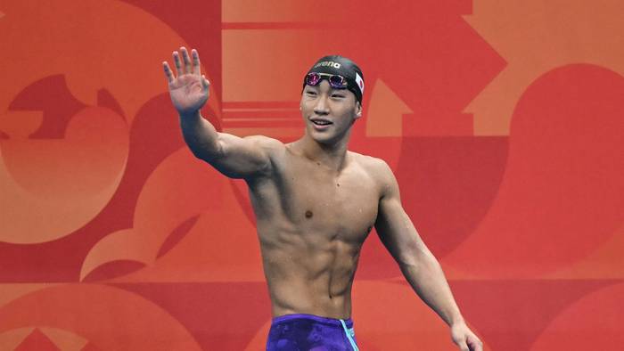 Shin Ohashi jubelt nach seinem Weltrekord über 200 m Brust.