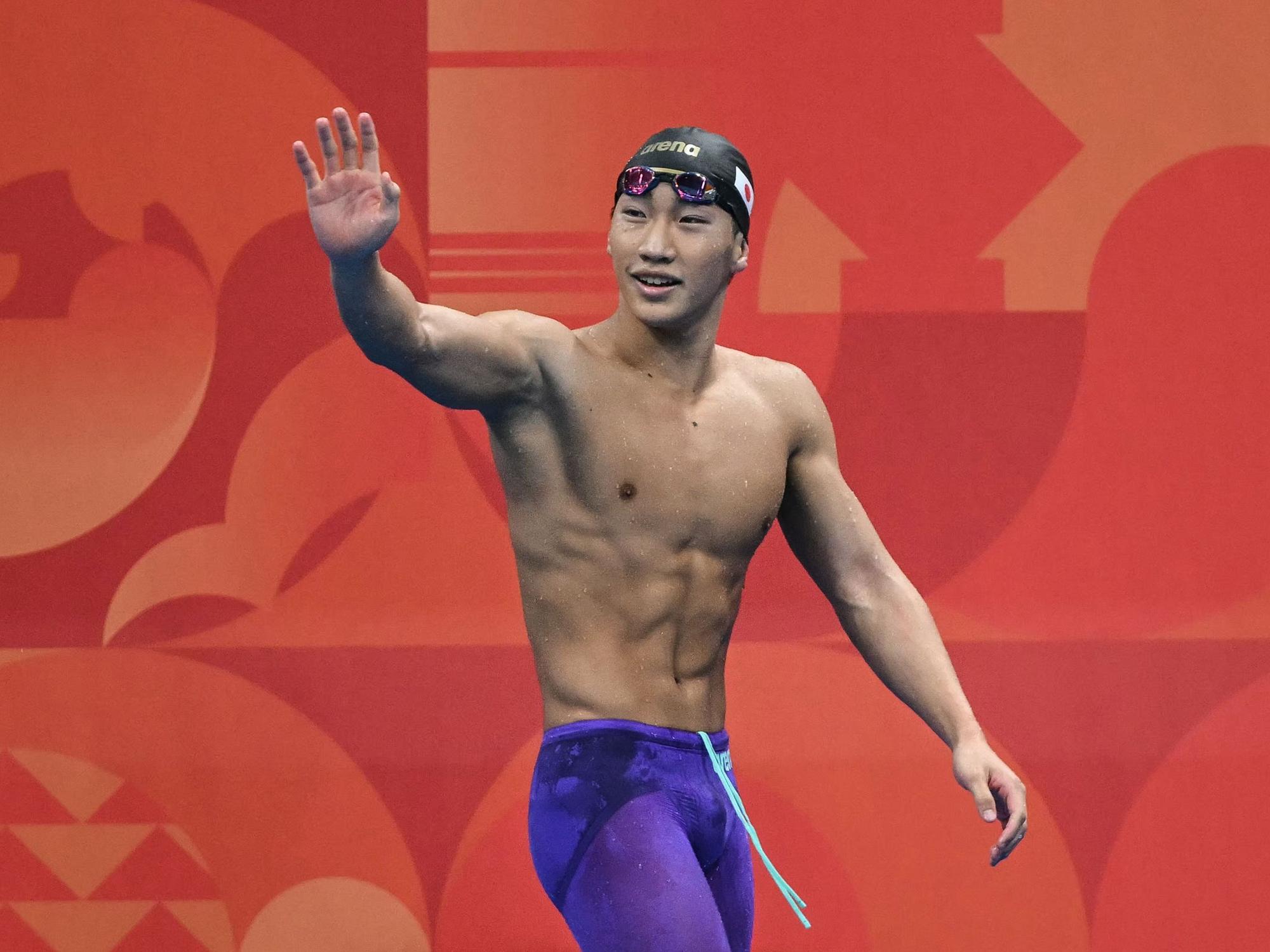 Shin Ohashi jubelt nach seinem Weltrekord über 200 m Brust.