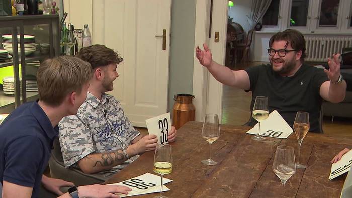 Gregor (41) will seinen Mitgewinner Noah (19) „adoptieren“. (Bild: RTL)