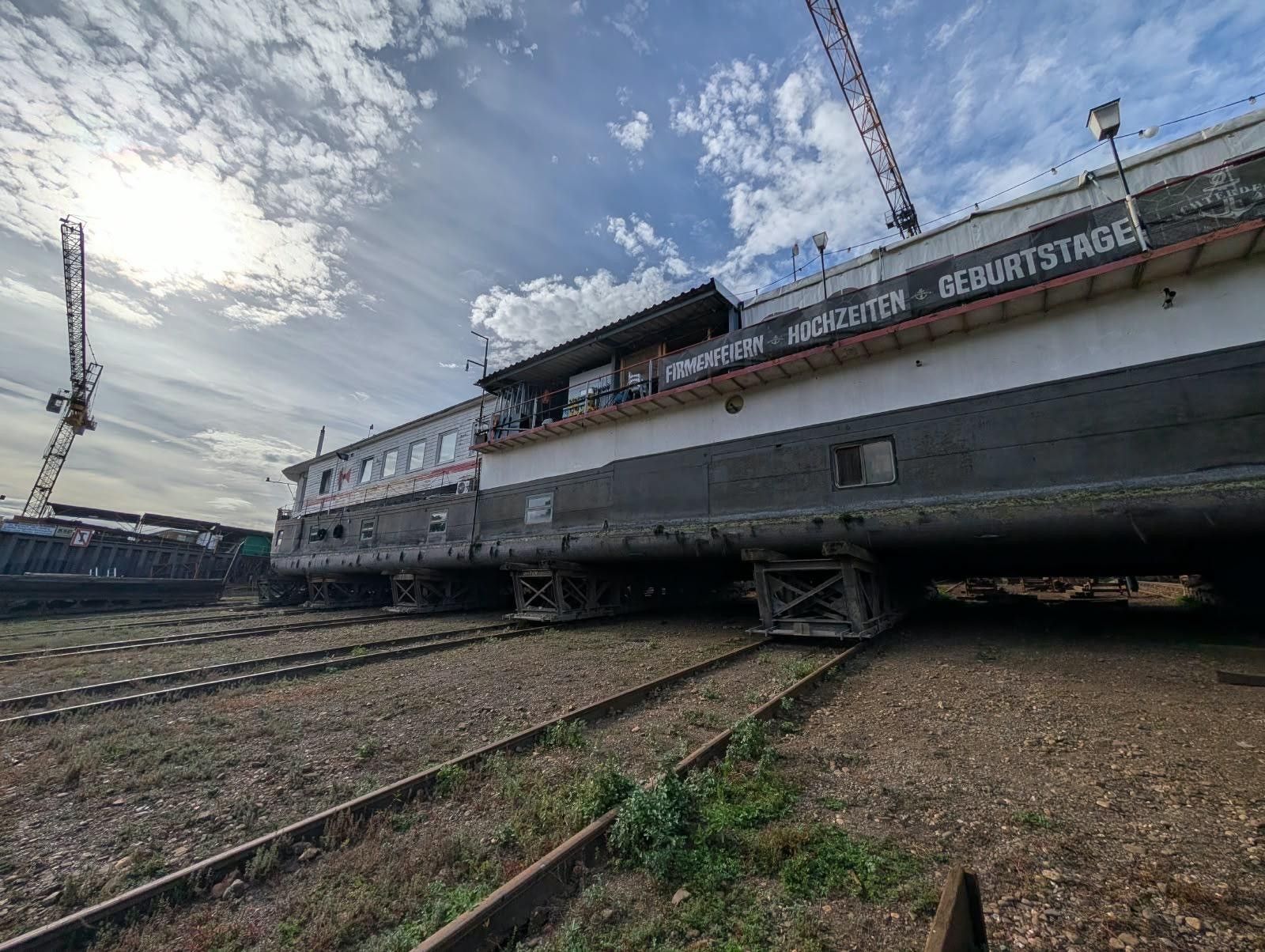 Das Schiff Achterdeck liegt in der Werft auf dem Trockenen.