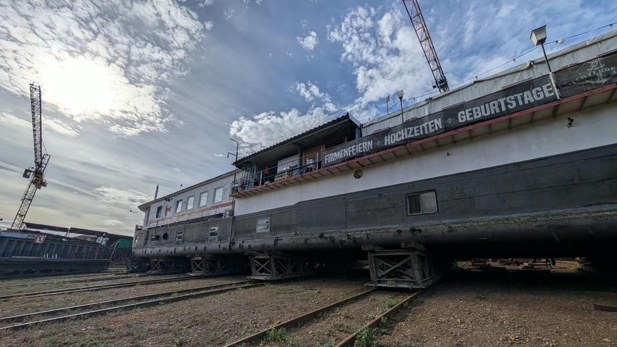 Das Schiff Achterdeck liegt in der Werft auf dem Trockenen.