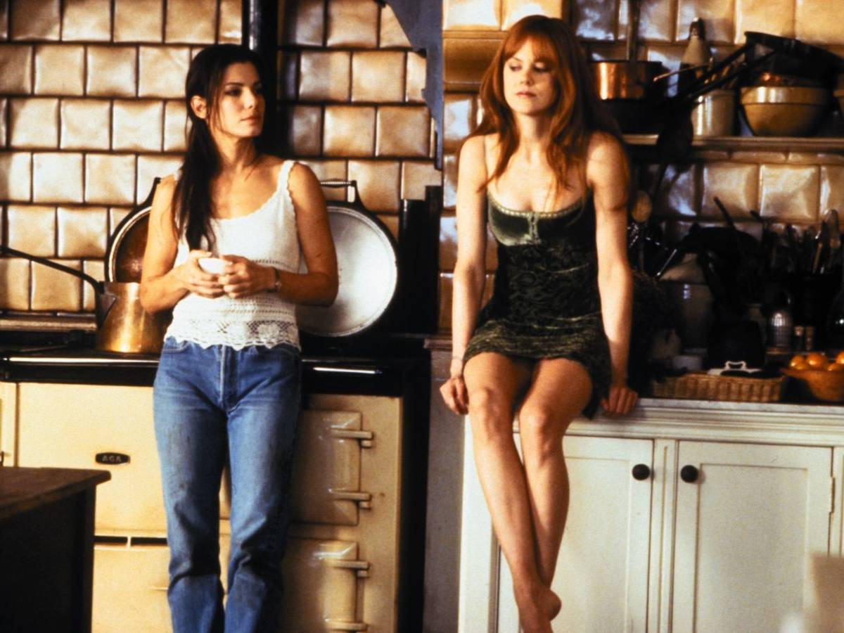 Verflucht bezaubernd: Von der Männerwelt enttäuscht sprach eine Urahnin der Hexenschwestern Sally (Sandra Bullock, links) und Gillian (Nicole Kidman) einen Fluch aus - keiner ihrer Verehrer soll lange leben. (Bild: RTL/Warner Bros. Ent./JM)