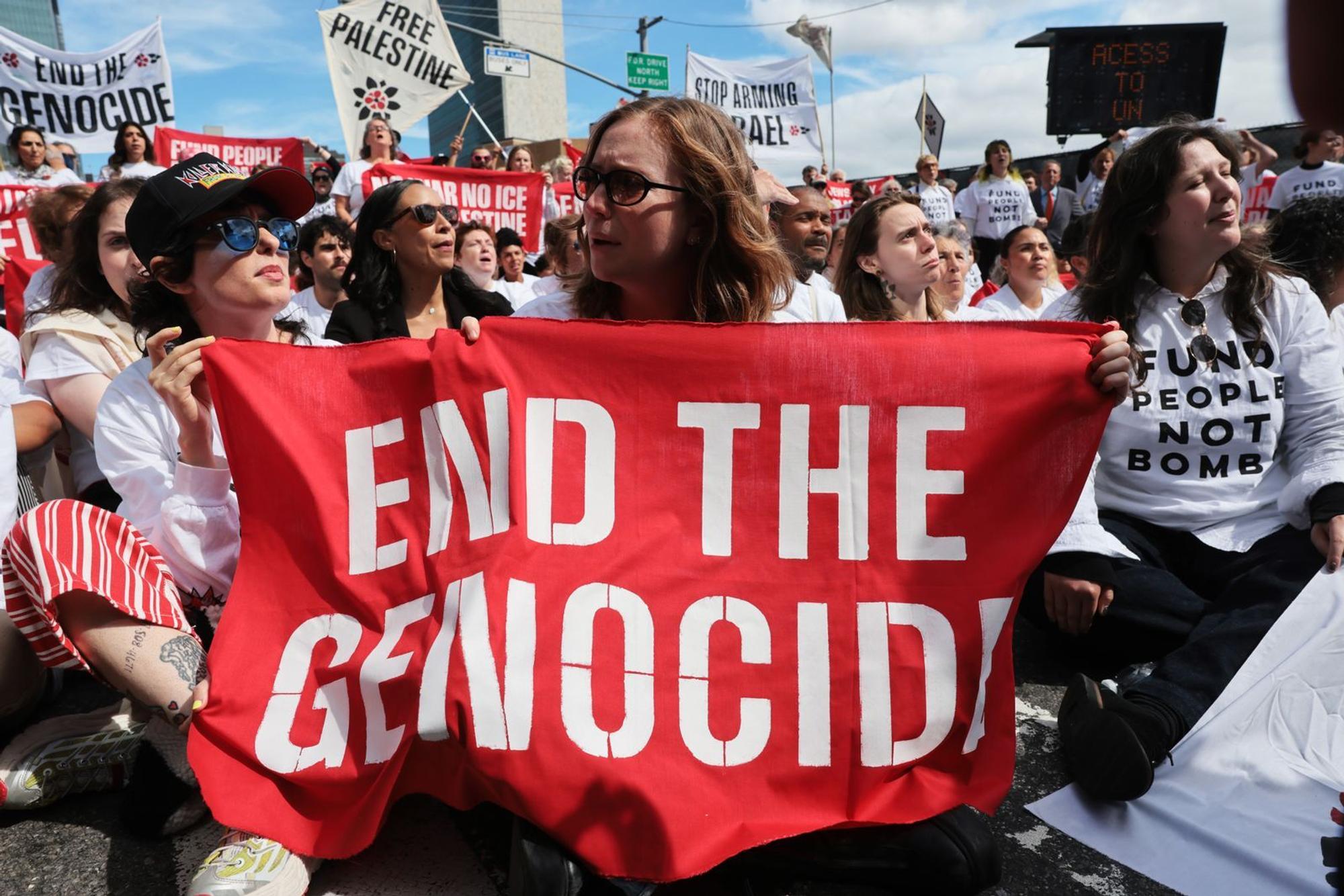 Auch Schauspielerin Hannah Einbinder war Teil des Sitzstreiks in New York. Die 31-Jährige soll Berichten zufolge ebenfalls von der Polizei abgeführt worden sein. (Bild: 2026 Getty Images/Spencer Platt)