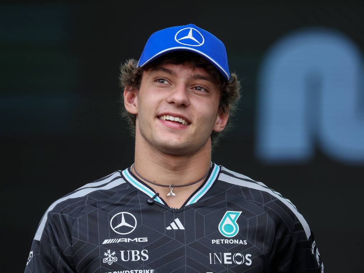 25.09.2026. Azerbaijan. Baku. Mercedes -AMG PETRONAS Formula One Team driver Kimi Antonelli at a meeting with fans at the Formula 1 Azerbaijan Grand Prix in Baku. Alexey Belkin/NEWS.ru BelkinxAlexey