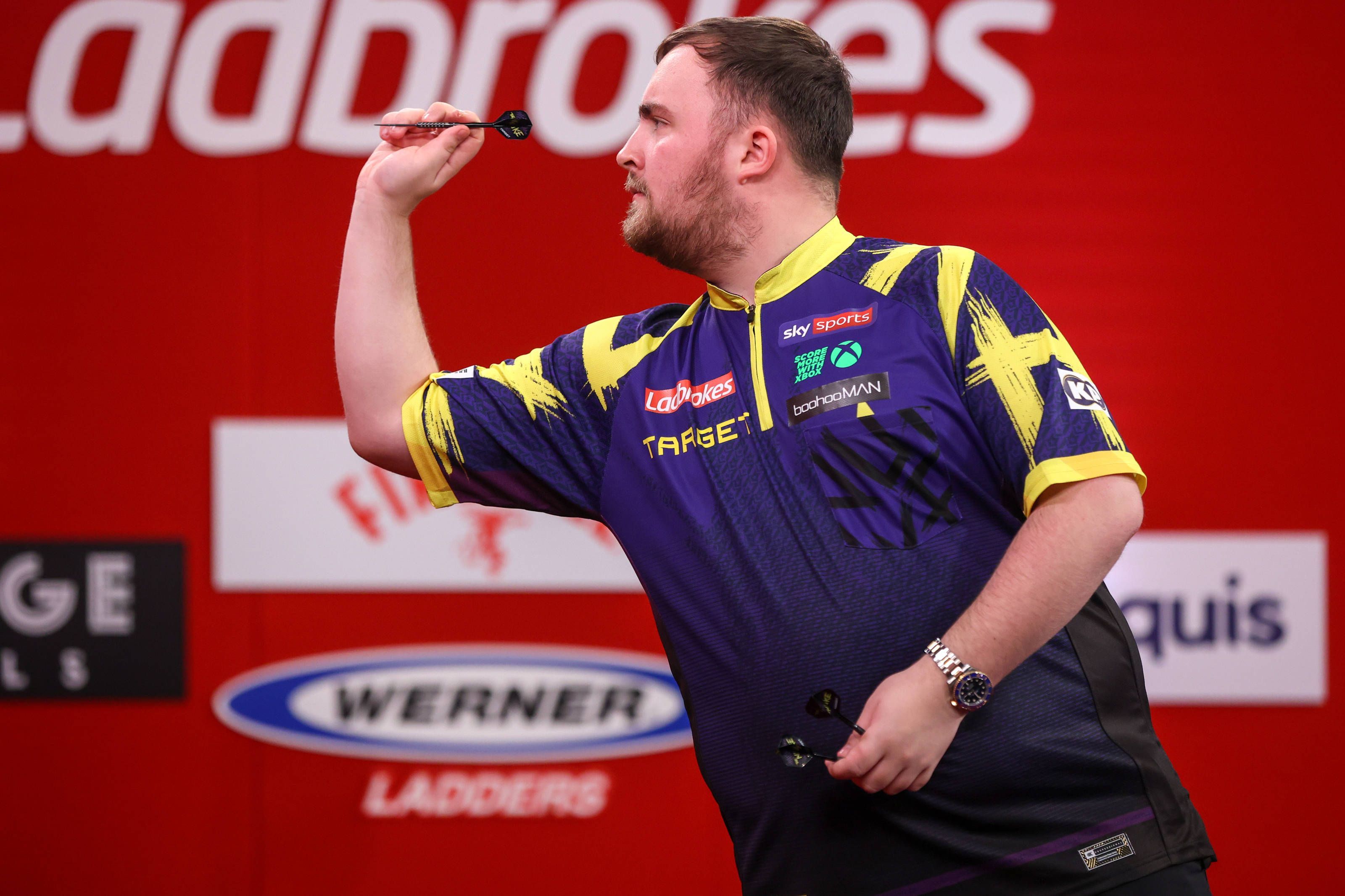 Luke Littler beim Darts.