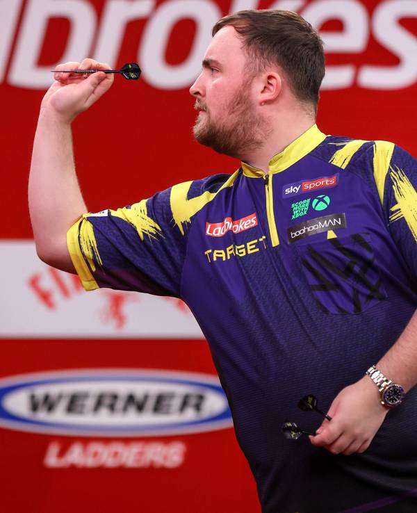 Luke Littler beim Darts.