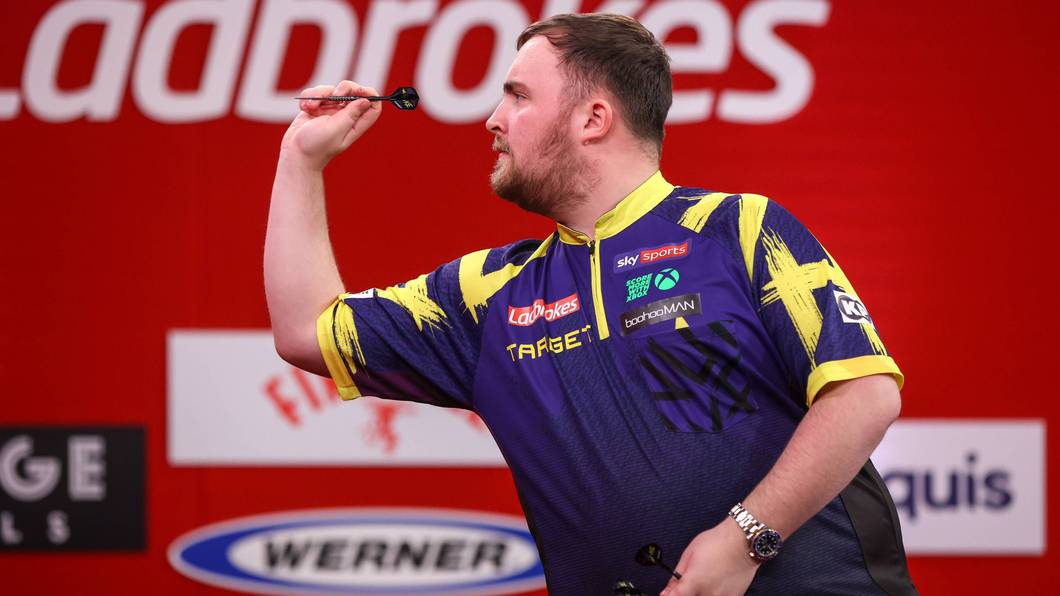 Luke Littler beim Darts.