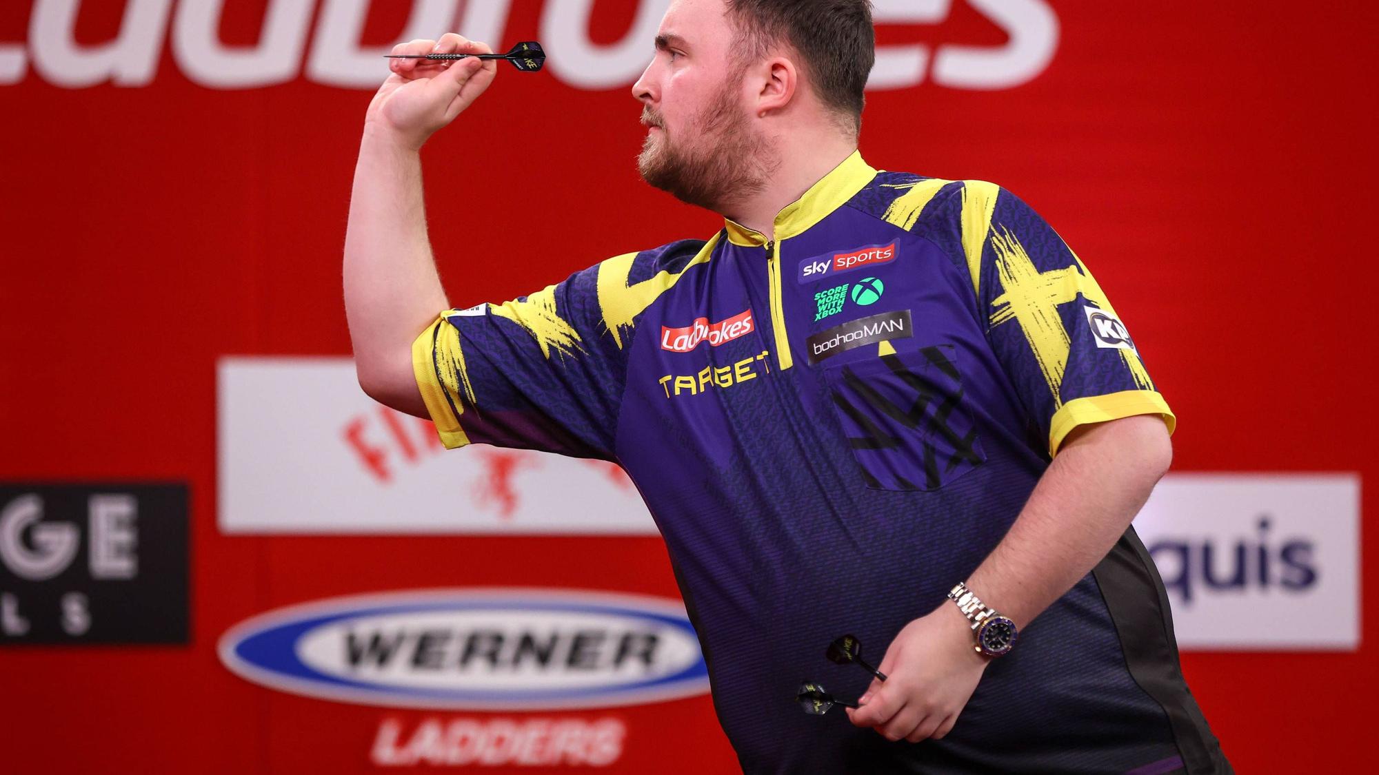 Luke Littler beim Darts.