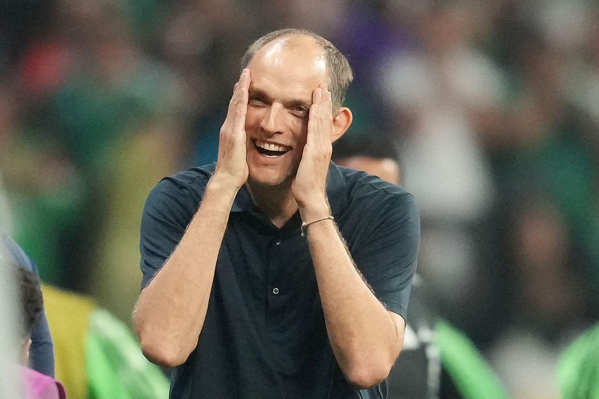 Thomas Tuchel fasst sich an den Kopf.