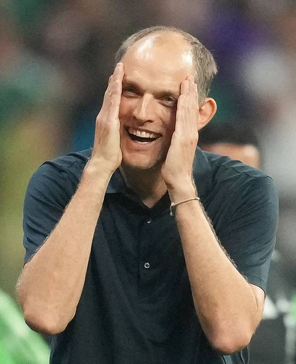 Thomas Tuchel fasst sich an den Kopf.