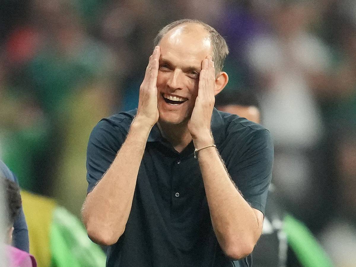 Thomas Tuchel fasst sich an den Kopf.