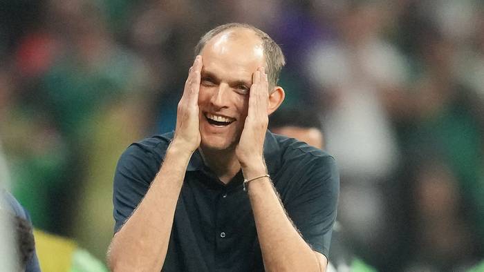 Thomas Tuchel fasst sich an den Kopf.