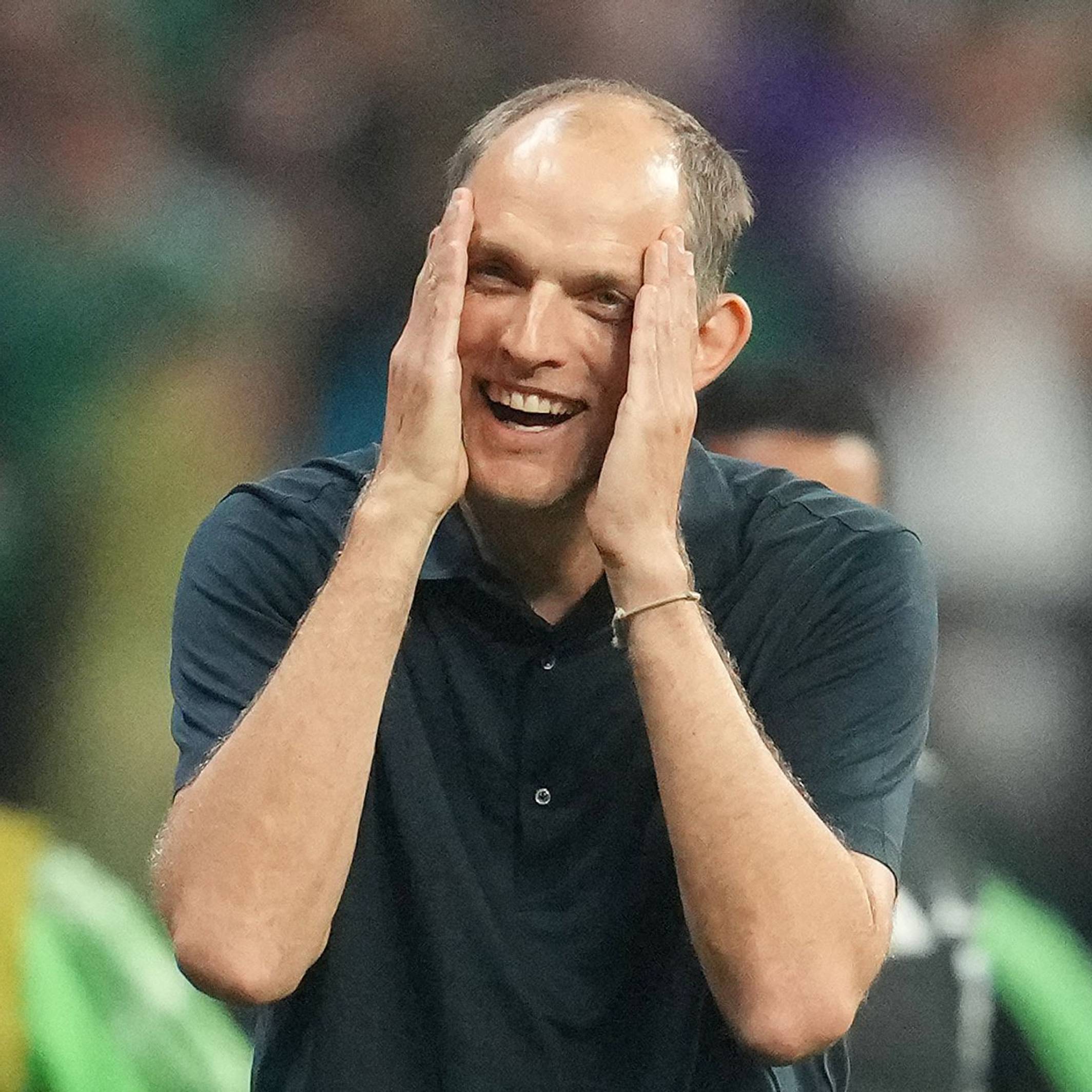 Thomas Tuchel fasst sich an den Kopf.