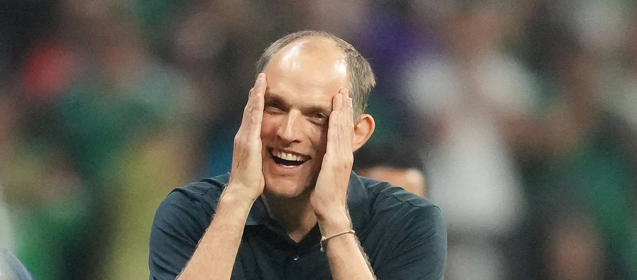 Thomas Tuchel fasst sich an den Kopf.