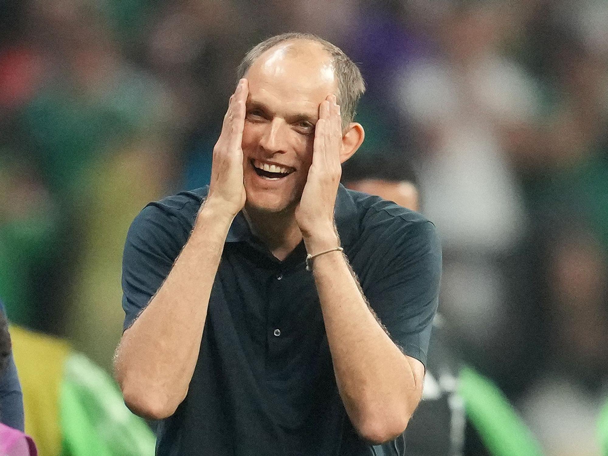 Thomas Tuchel fasst sich an den Kopf.