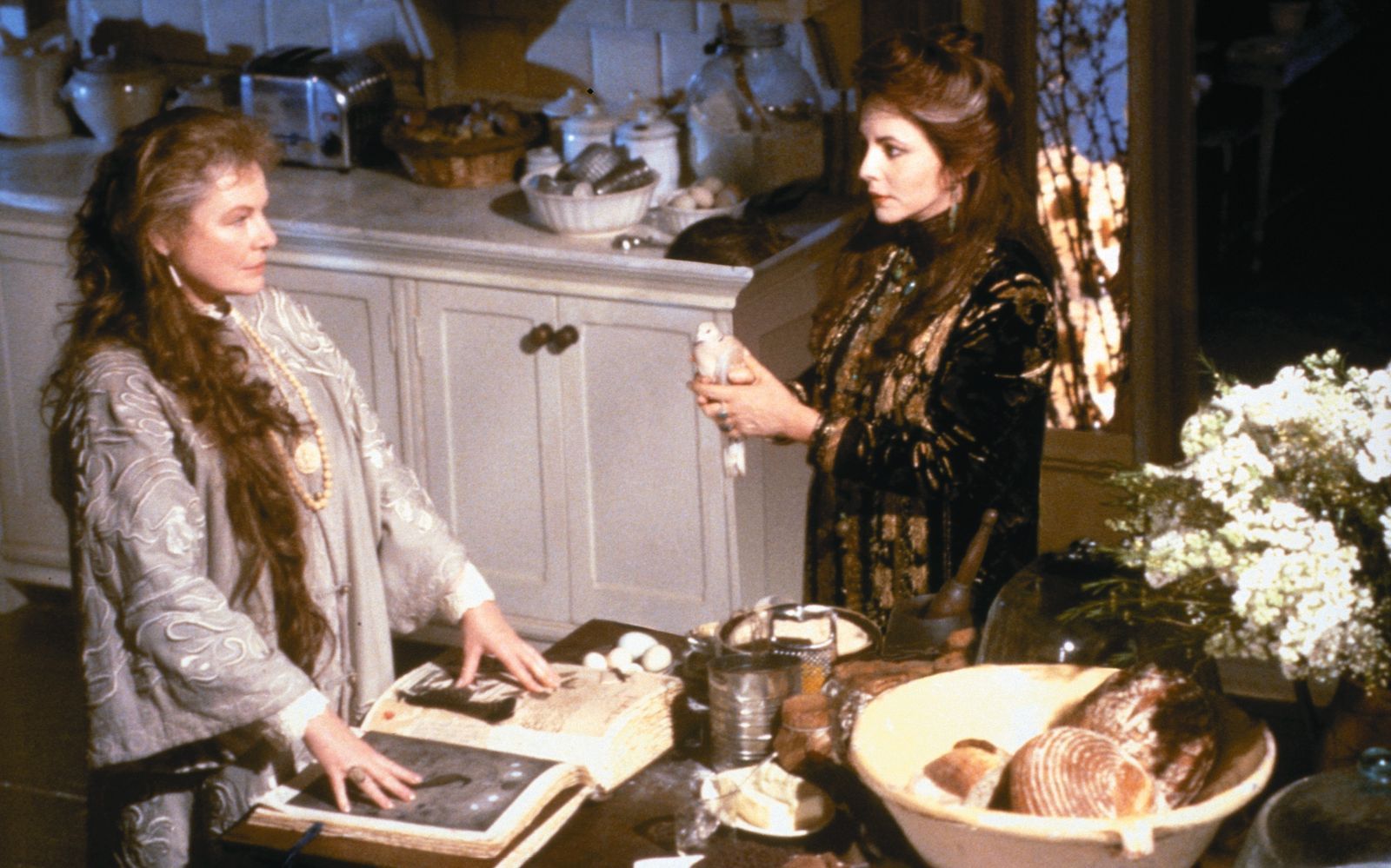 Die schrägen Hexentanten und Hausherrinnen Jet (Dianne Wiest, links) und Frances (Stockard Channing) brauen ein besonderes Süppchen. (Bild: RTL/Warner Bros. Ent./JM)