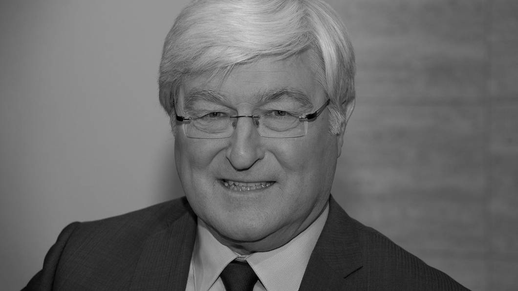 Bernhard Töppers, ZDF-Rechtsexperte und Moderator von „Wie würden Sie entscheiden?“, ist im Alter von 81 Jahren gestorben. (Bild: ZDF / Michael Kramers)
