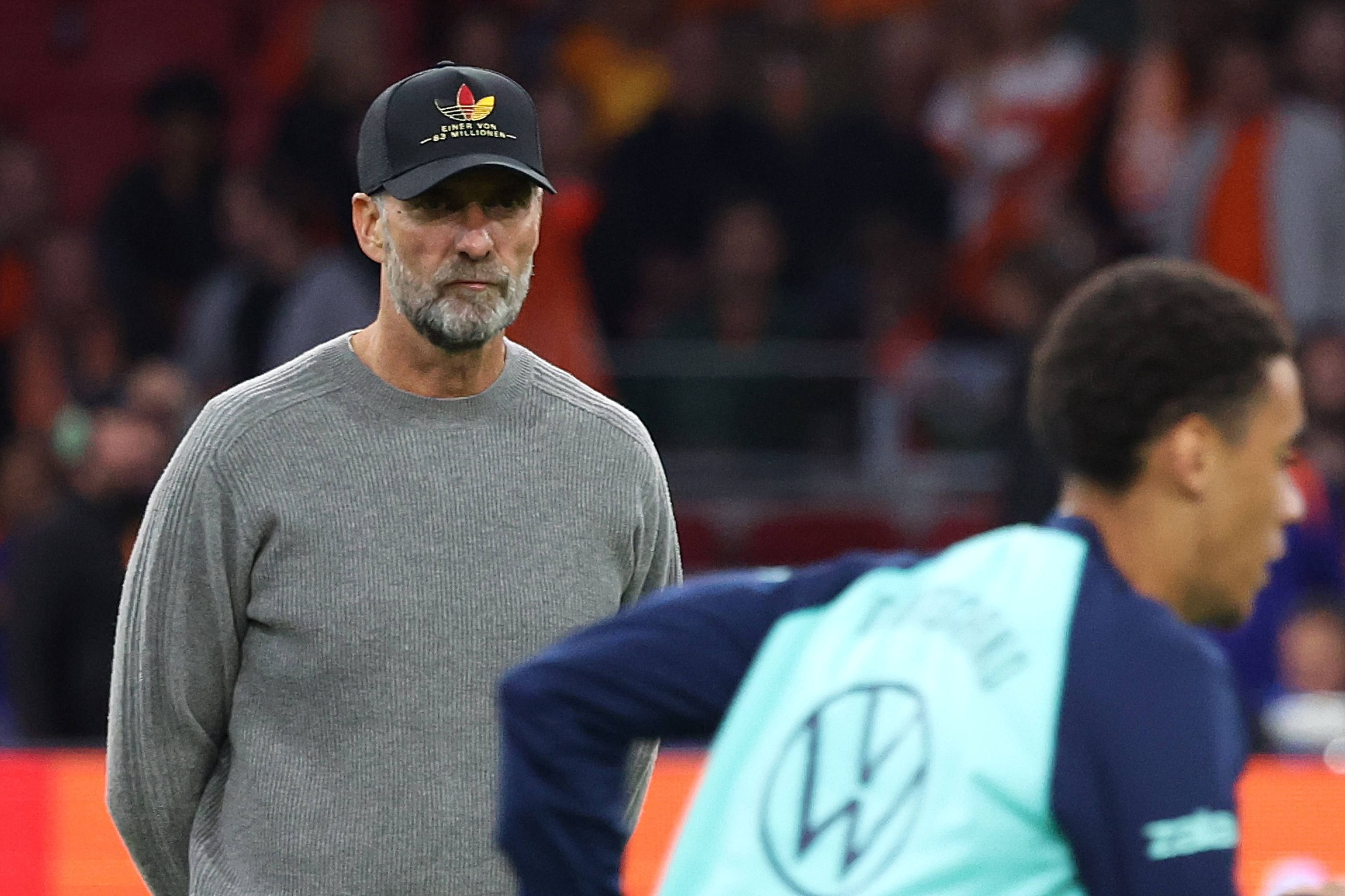 Jürgen Klopp beobachtet Jamal Musiala beim Aufwärmen.