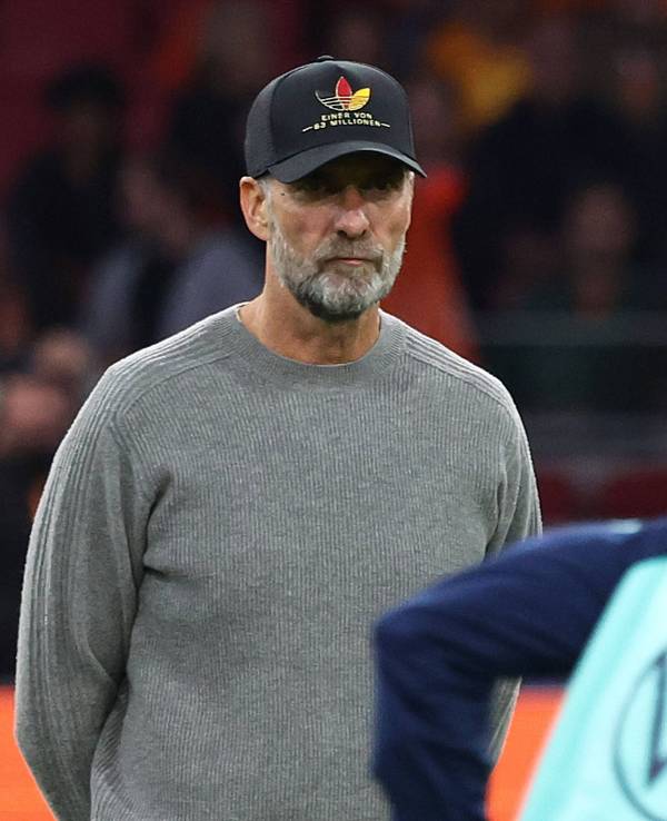 Jürgen Klopp beobachtet Jamal Musiala beim Aufwärmen.