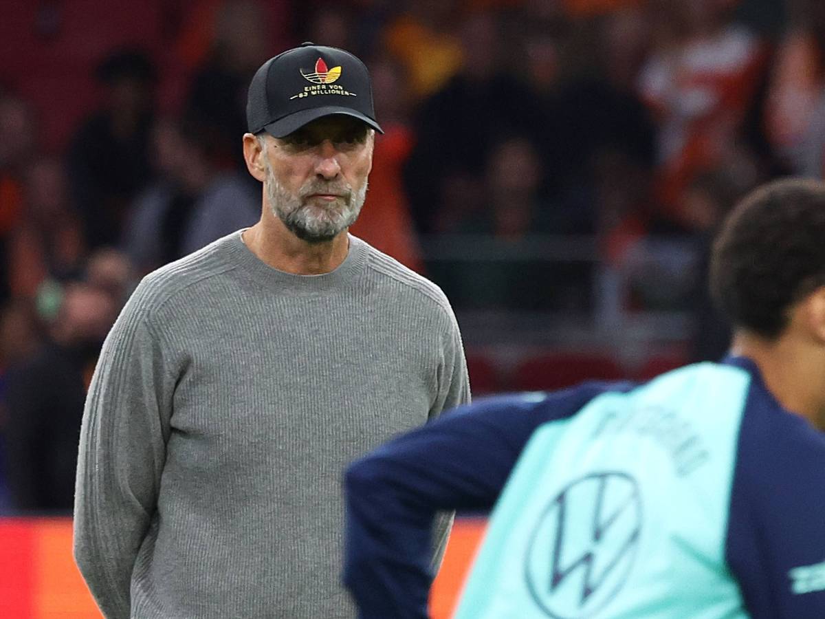 Jürgen Klopp beobachtet Jamal Musiala beim Aufwärmen.