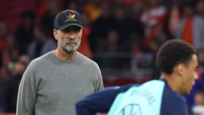 Jürgen Klopp beobachtet Jamal Musiala beim Aufwärmen.