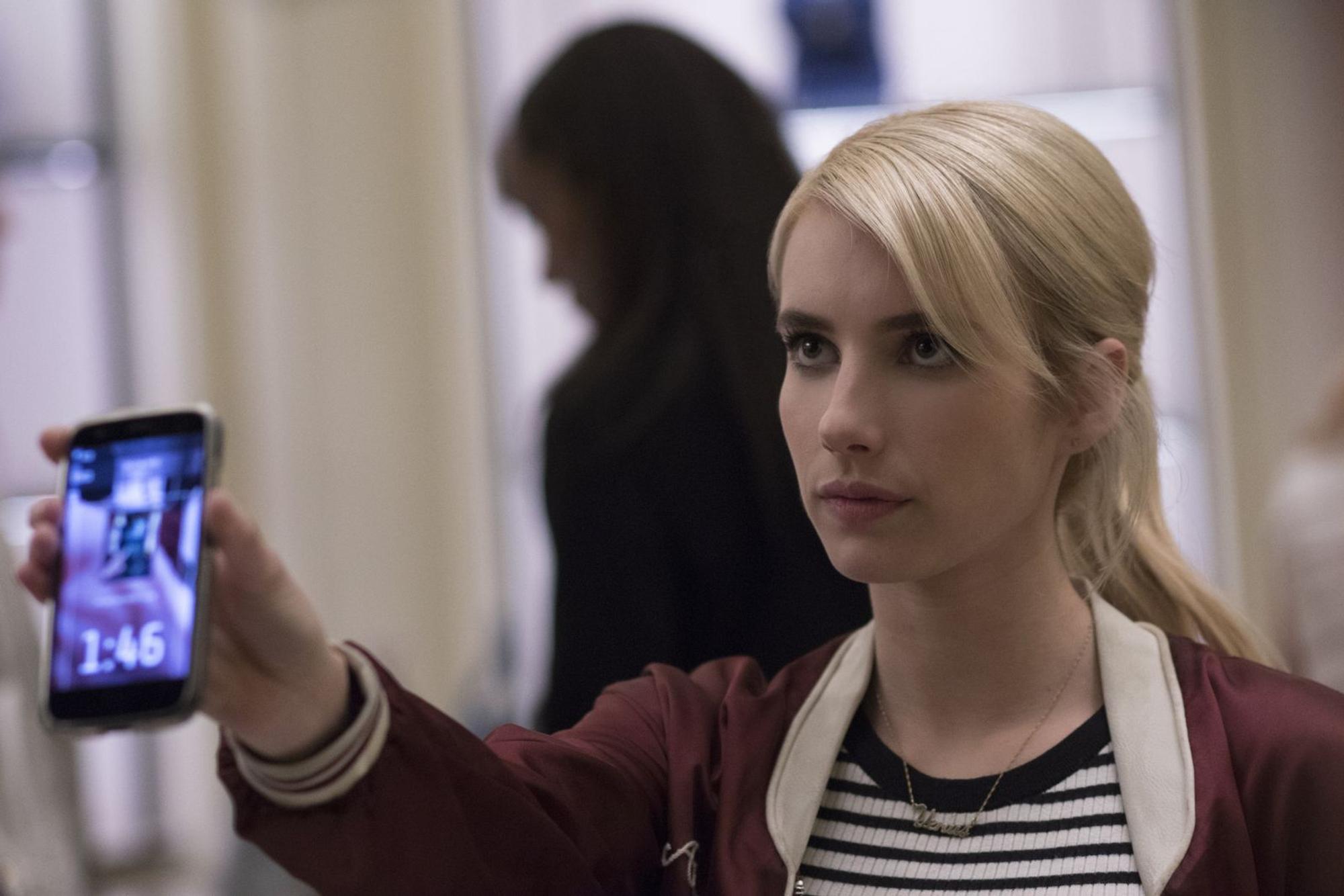 Ein illegales Online-Spiel zieht Vee (Emma Roberts) im Thriller „Nerve“ in den Bann. (Bild: Studiocanal / Niko Tavernise)