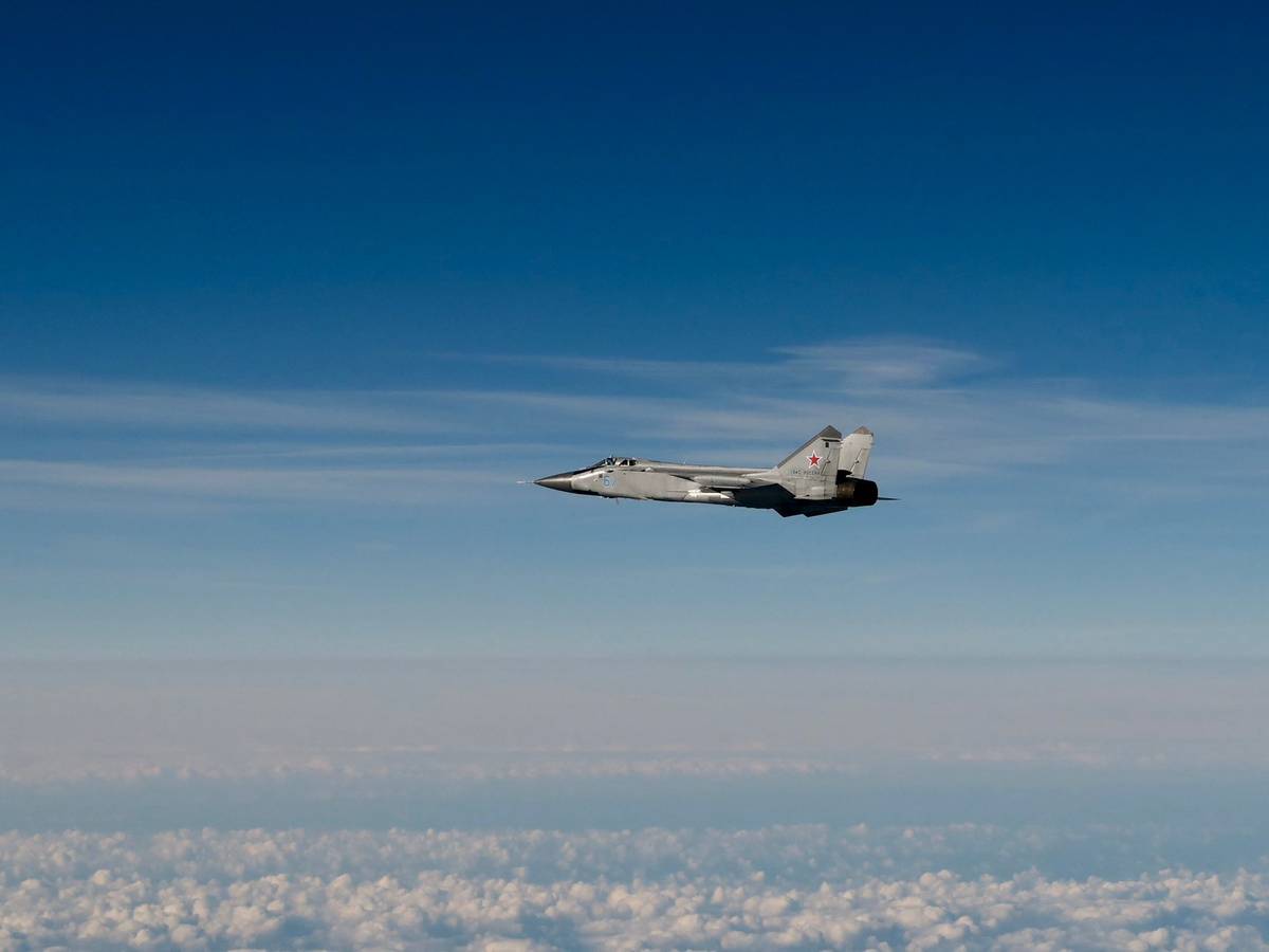 Das von der schwedischen Luftwaffe veröffentlichte Archivbild zeigt eine russische MiG‑31, die über der Ostsee fliegt, nachdem sie den estnischen Luftraum verletzt hatte.