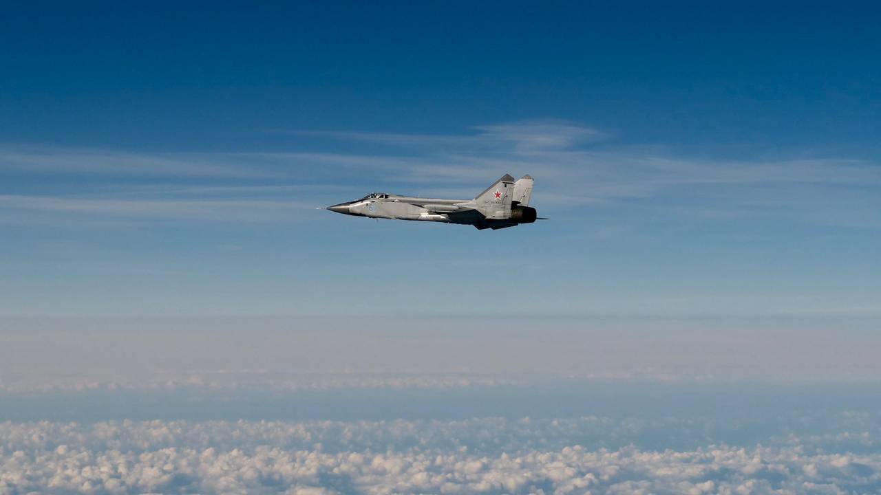 Das von der schwedischen Luftwaffe veröffentlichte Archivbild zeigt eine russische MiG‑31, die über der Ostsee fliegt, nachdem sie den estnischen Luftraum verletzt hatte.