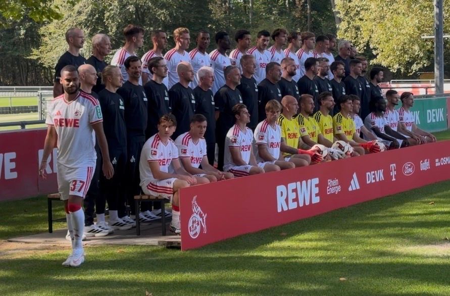 Linton Maina (l.) beim Fotoshooting mit den FC-Kollegen.