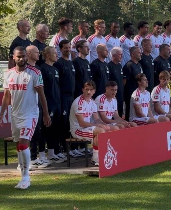 Linton Maina (l.) beim Fotoshooting mit den FC-Kollegen.