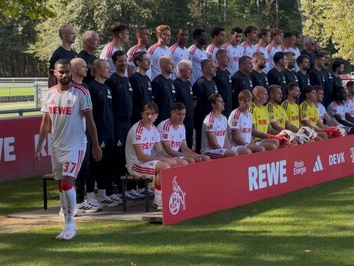 Linton Maina (l.) beim Fotoshooting mit den FC-Kollegen.
