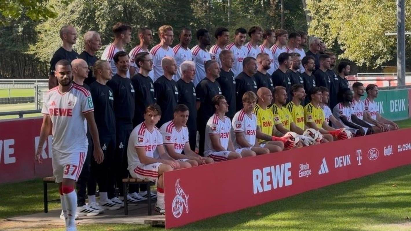 Linton Maina (l.) beim Fotoshooting mit den FC-Kollegen.