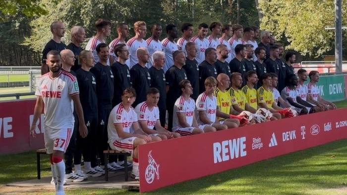 Linton Maina (l.) beim Fotoshooting mit den FC-Kollegen.